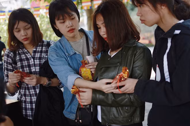 Không chỉ cầu tình duyên, nhiều du khách đến đây để cầu tài lộc, hay xin bùa cầu bình an trong năm mới.