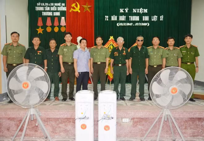 Đoàn công tác tặng quà các thương bệnh binh tại Trung tâm Điều dưỡng thương binh.