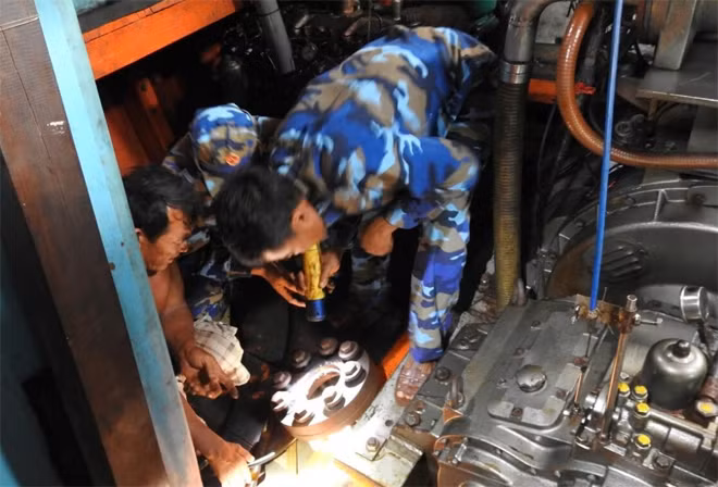 Cán bộ, chiến sỹ tàu 732 đang khắc phục sự cố tàu cá KH 97650TS.
