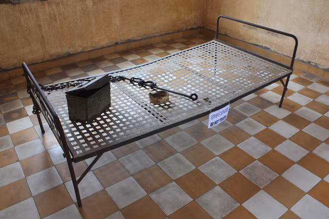Giường tra tấn trong nhà tù Toul Sleng.