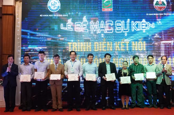 Ban Tổ chức trao chứng nhận tham gia Techdemo 2010 cho các đơn vị.