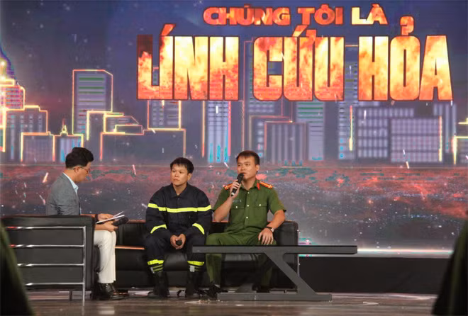 Trung tá Nguyễn Tiến Nam và Thượng úy Nguyễn Văn Mạnh kể lại vụ chữa cháy tại Công ty phích nước Rạng Đông.