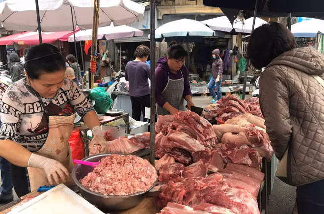 Người tiêu dùng bằng mắt thường có thể phân biệt được thịt lợn không bị dịch, chọn mua thịt an toàn để sử dụng.