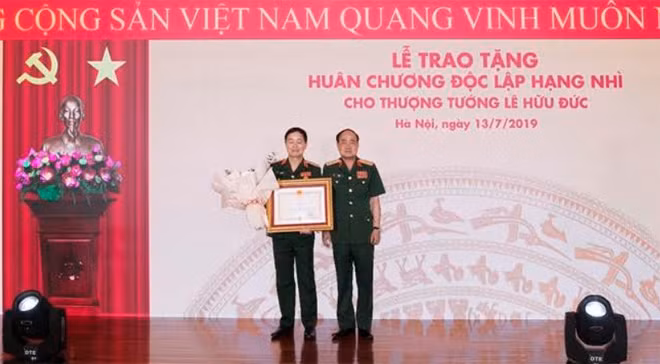 Thượng tướng Lê Hữu Đức, Chủ tịch HĐQT Ngân hàng TMCP Quân đội nhận Huân chương độc lập hạng nhì.