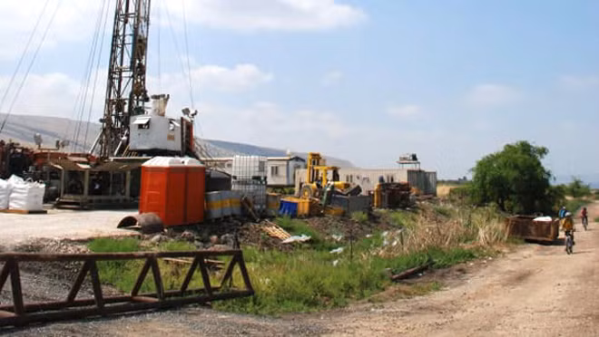 Một trong những công trình khoan nước ngầm của Israel ở cao nguyên Golan để đưa về các khu định cư Do Thái.