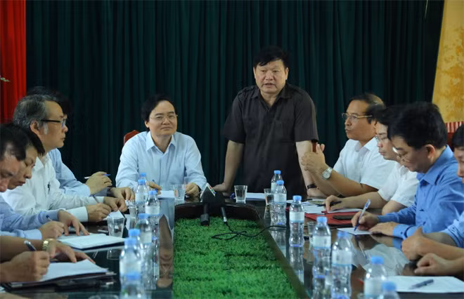 Bộ trưởng Phùng Xuân Nhạ và Chủ tịch tỉnh Hưng Yên Nguyễn Văn Phóng làm việc tại huyện Ân Thi, Hưng Yên. Bộ trưởng Phùng Xuân Nhạ và Chủ tịch tỉnh Hưng Yên Nguyễn Văn Phóng làm việc tại huyện Ân Thi, Hưng Yên.