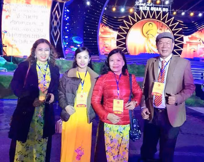 Nghệ sĩ Quý Thăng và các thành viên Câu lạc bộ quan họ Mười Nhớ dự Festival “Về miền quan họ 2019” tại Bắc Ninh. Ảnh: NVCC.