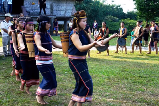 Những chàng trai, cô gái Jrai vui mừng nhảy múa trong tiếng cồng chiêng, trống.