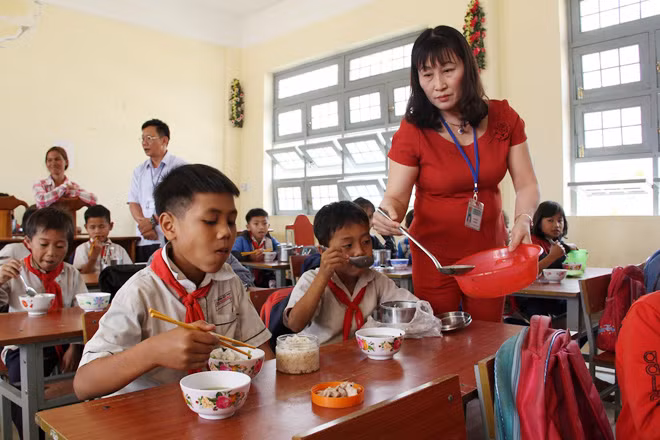 Cô giáo chia đồ ăn cho học sinh đảm bảo đủ no, đủ chất. Cô giáo chia đồ ăn cho học sinh đảm bảo đủ no, đủ chất.