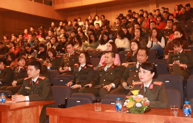 Các đại biểu dự hội nghị.