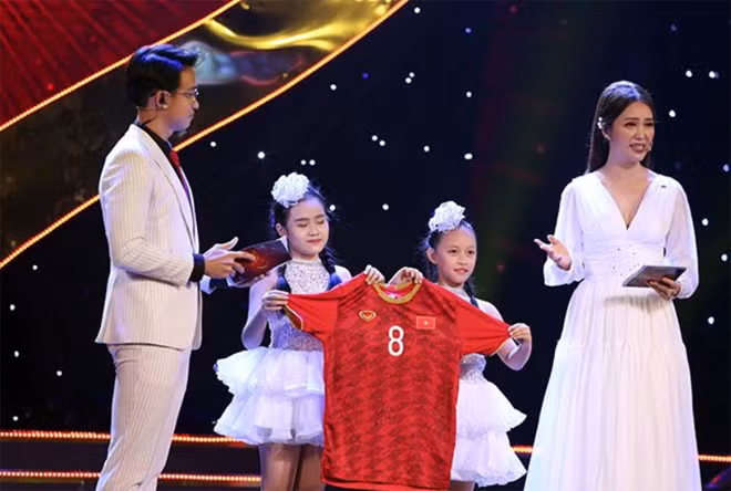 Cầu thủ Nguyễn Trọng Hoàng gửi tặng chương trình chiếc áo thi đấu có chữ kí của cầu thủ U22 vừa vô địch Sea Games để đấu giá từ thiện quyên góp tiền cho các em nhỏ bị tim bẩm sinh.