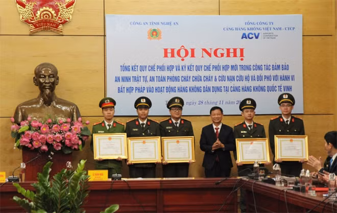 Lãnh đạo Tổng Công ty Cảng Hàng không Việt Nam tặng Giấy khen cho 3 tập thể, 5 cá nhân.