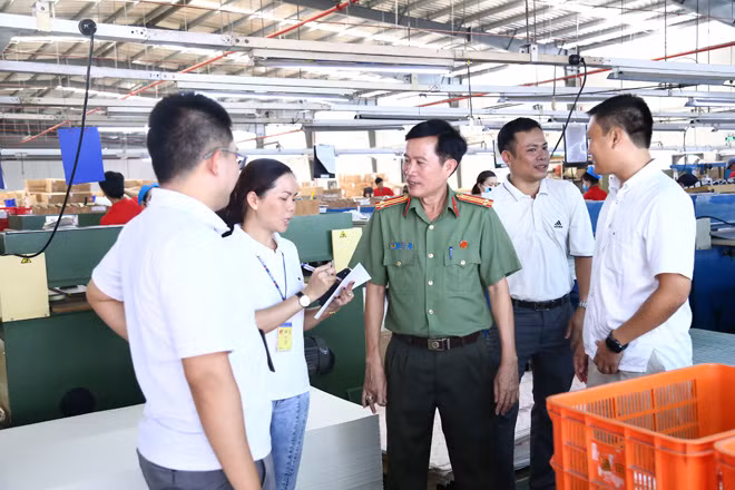 Công an Bình Dương luôn đồng hành trước những thuận lợi, khó khăn của công nhân, doanh nghiệp trong các KCN. Công an Bình Dương luôn đồng hành trước những thuận lợi, khó khăn của công nhân, doanh nghiệp trong các KCN.