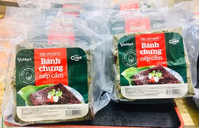 Bánh chưng nếp cẩm VinMart Cook được đóng gói hút chân không cẩn thận, được các đầu bếp chuyên nghiệp chế biến từ nguyên liệu sạch, giá thành chỉ từ 70.000 đồng.