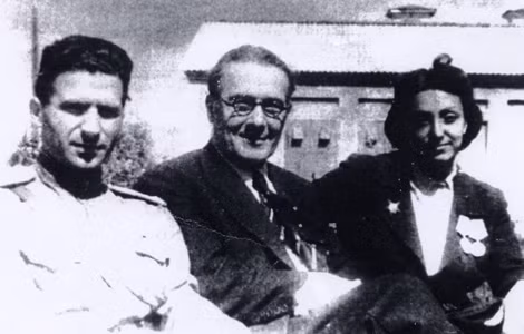 Từ trái sang: Chỉ huy du kích Jose Gros, lãnh đạo Rafael Vidella của đảng xã hội chủ nghĩa thống nhất Catalonia và Africa (ảnh chụp năm 1944).