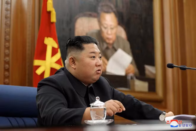 Nhà lãnh đạo Triều Tiên Kim Jong-un phát biểu trong cuộc họp ngày 22-12. Ảnh: KCNA.
