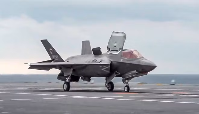 Một máy bay tiêm kích F-35B hạ cánh trên tàu sân bay HMS Queen Elizabeth. Ảnh: Navair Navy.