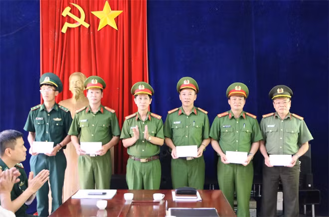 Đại tá Bùi Xuân Phong – Phó giám đốc Công an tỉnh trao Giấy khen cho các tập thể, cá nhân có thành tích trong đấu tranh chuyên án.