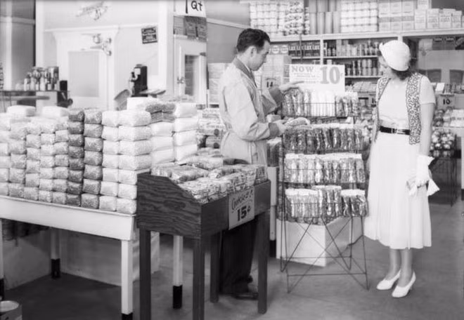 Vào thập niên 1930, các siêu thị bắt đầu thay đổi - khách hàng không còn xếp hàng để nói với trợ lý cửa hàng về những thực phẩm họ cần.