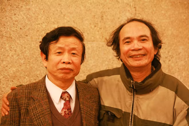 Nhà thơ Nguyễn Phan Hách (trái) và nhà thơ Nguyễn Trọng Tạo.