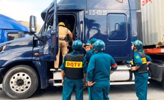 Lái xe đầu kéo sử dụng ma túy, chất kích thích đang trở thành nỗi ám ảnh đối với người tham gia giao thông. Ảnh: Minh Đức. Lái xe đầu kéo sử dụng ma túy, chất kích thích đang trở thành nỗi ám ảnh đối với người tham gia giao thông. Ảnh: Minh Đức.