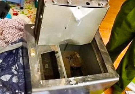 Két sắt tưởng chừng như chắc chắn nhưng chỉ bị phá trong vài phút.