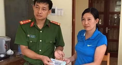 Đại úy Công an nhặt được tiền rơi, trao trả cho người bị mất