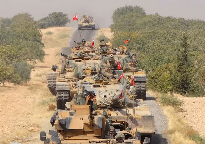 Xe tăng Thổ Nhĩ Kỳ tiến vào biên giới miền Bắc Syria.