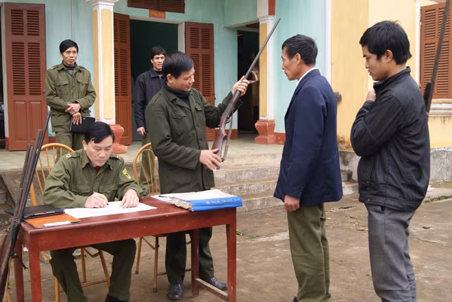 Người dân giao nộp súng tự chế cho chính quyền địa phương. Người dân giao nộp súng tự chế cho chính quyền địa phương.