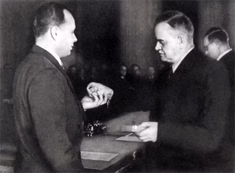 Bộ trưởng Ngoại giao Molotov trao tặng huân chương cho Barkovski.