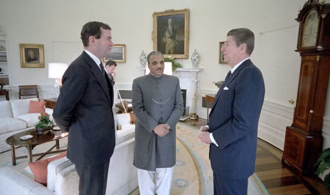 Ông Muhammad Zia-ul-Haq gặp gỡ Tổng thống Ronald Reagan và cố vấn an ninh của Cục tình báo trung ương Mỹ (CIA).