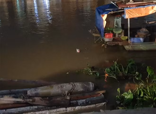 Lực lượng Công an trắng đêm bảo vệ khu vực phát hiện quả bom.