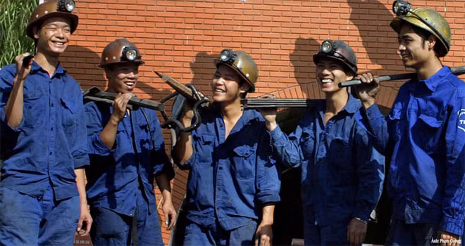 Niềm vui của công nhân mỏ than trước khi vào ca sản xuất.