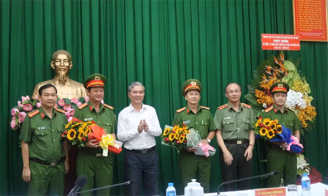 Trao thưởng cho các đơn vị khám phá án.