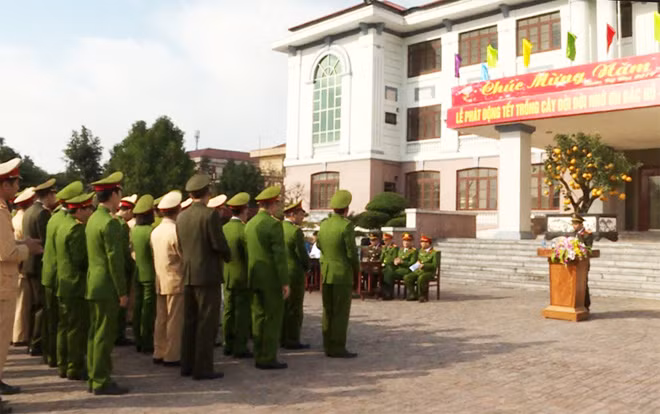 Toàn cảnh lễ phát động Tết trồng cây tại Công an huyện Kim Động.