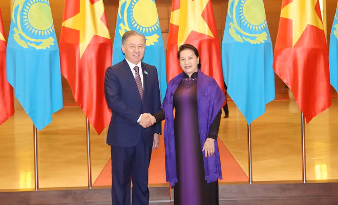 Chủ tịch Quốc hội Nguyễn Thị Kim Ngân và Chủ tịch Hạ viện Kazakhstan Nurlan Nigmatulin tại Lễ đón. Ảnh: TTXVN.