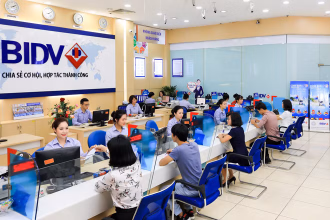 Khách hàng giao dịch tại BIDV.