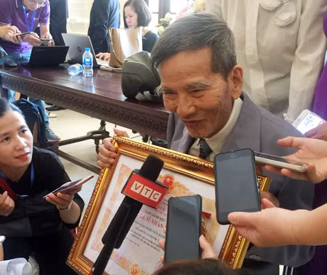 NSND Trần Hạnh vui mừng chia sẻ với phóng viên tại lễ trao tặng danh hiệu.