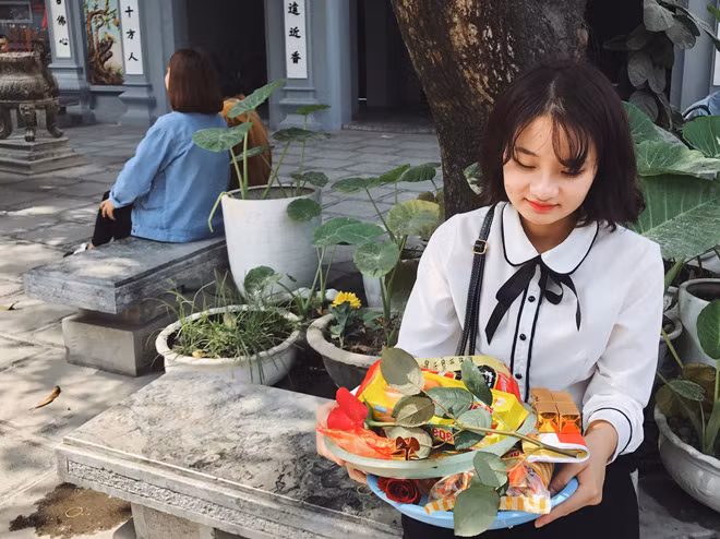 Chị Hương (Hà Nội, 29 tuổi, nhân viên văn phòng) chia sẻ: “Đây đã là lần thứ ba chị đến chùa Hà cầu tình duyên, như các năm trước bạn bè đi cùng đều có người yêu nhưng duyên vẫn chưa đến với mình nên năm nay quyết định âm thầm đi một mình”.