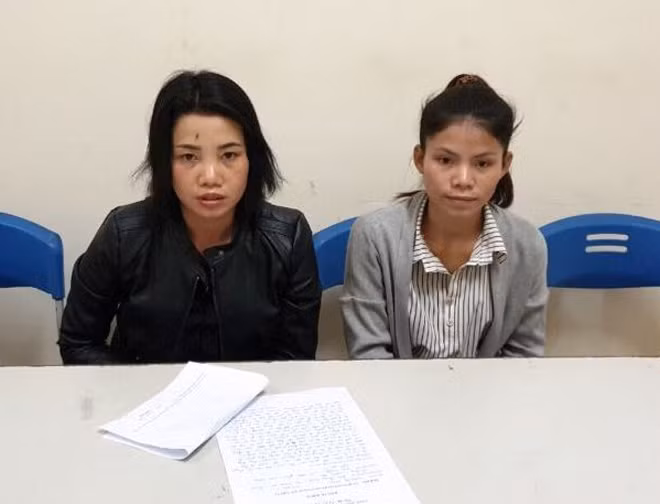Hùng Thị Niệm (áo đen) và Hùng Thị Liêm tại cơ quan Công an. Hùng Thị Niệm (áo đen) và Hùng Thị Liêm tại cơ quan Công an.