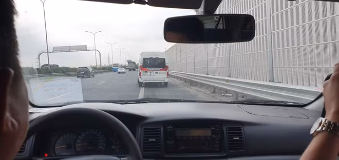 Lực lượng CSGT hóa trang, ghi hình các phương tiện dừng, đỗ xe không đúng quy định và đi vào làn dừng khẩn cấp trên đường cao tốc.