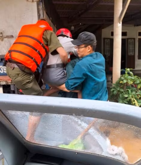 Công an Quảng Trị di dời người dân vùng bị ngập lụt đến nơi an toàn. Công an Quảng Trị di dời người dân vùng bị ngập lụt đến nơi an toàn.