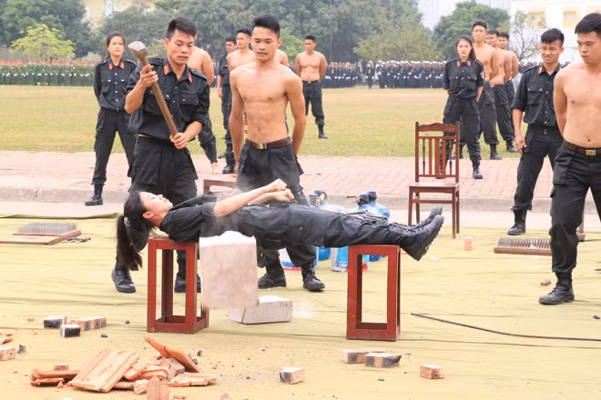 Nữ CSÐN biểu diễn màn cương cốt công. Nữ CSÐN biểu diễn màn cương cốt công.