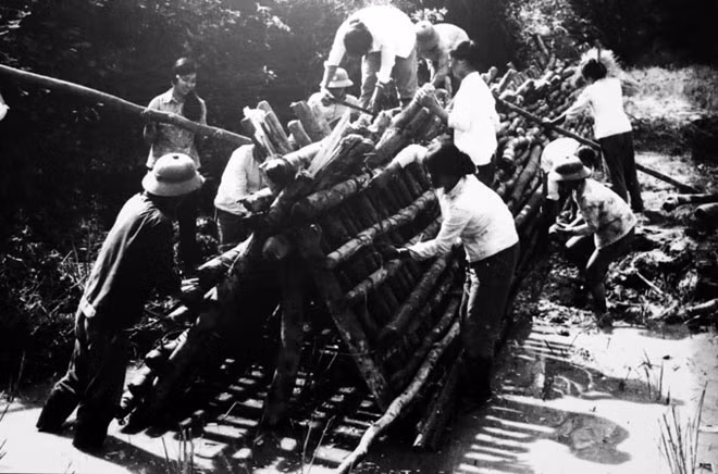 Trung đoàn 98 công binh (anh hùng lực lượng vũ trang nhân dân) làm cống tạm trên đường cơ giới (Ảnh tư liệu). Trung đoàn 98 công binh (anh hùng lực lượng vũ trang nhân dân) làm cống tạm trên đường cơ giới (Ảnh tư liệu).