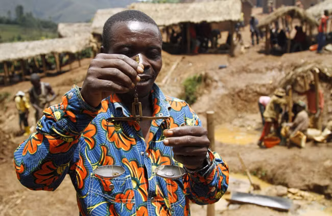 Quản lý mỏ Butuzi đang cân vàng do thợ mỏ tìm được.