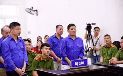 Bị cáo Hưng (bên phải) và đồng phạm tại phiên xử.