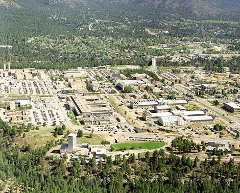 Phòng thí nghiệm Quốc gia Los Alamos National nhìn từ trên cao (năm 1995). Phòng thí nghiệm Quốc gia Los Alamos National nhìn từ trên cao (năm 1995).