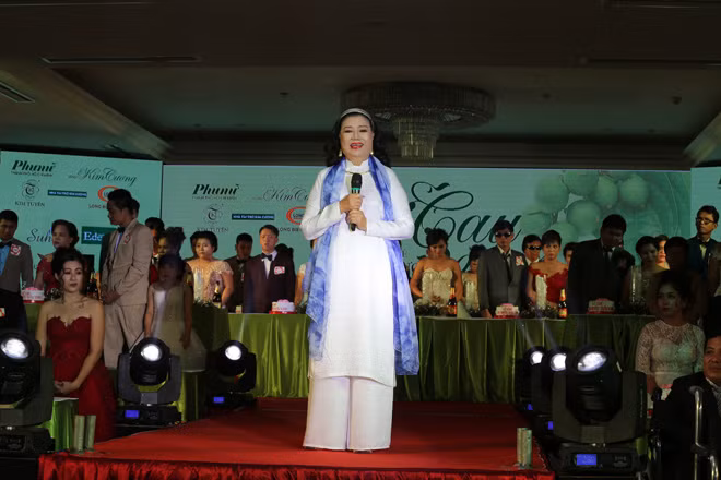Nghệ sĩ nhân dân Kim Cương chia sẻ niềm vui và chúc phúc cho các cặp đôi. Nghệ sĩ nhân dân Kim Cương chia sẻ niềm vui và chúc phúc cho các cặp đôi.