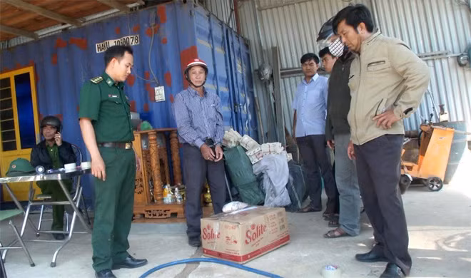 Đối tượng Chuyển bị bắt quả tang cùng số thuốc nổ.