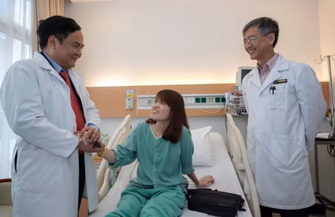 GS Bùi Đức Phú thăm hỏi bệnh nhân Vi Thị Tân trong ngày ra viện.